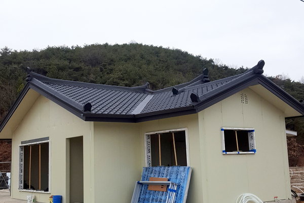 신축판넬 위에 시공